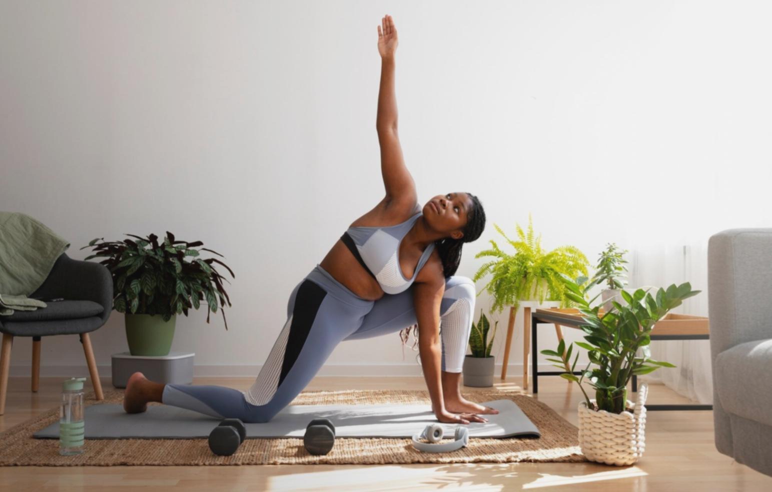 Атлет виконує функціональну вправу з канатами